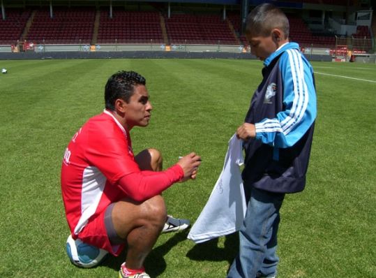 emilio con Cruzalta.a nivel de cancha